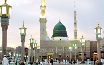 نصب پلاکاردی با کلمه عبری «شالوم» در نزدیکی «مسجدالنبی» در مدینه