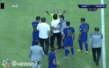 اخراج فرهاد مجیدی از کنار زمین به دلیل اعتراض به داور