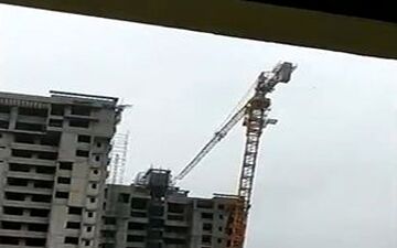 سقوط جرثقیل ساختمانی بر روی خانه‌ها بر اثر وزش باد شدید