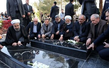  بوسه روحانی بر مزار پدر و مادرش در سرخه 