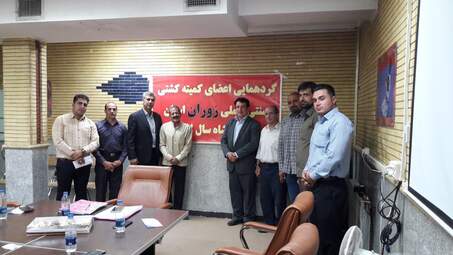 نشست اعضای کشتی سنتی‌وملی «زوران» استان کرمانشاه برای توسعه این رشته ورزشی 