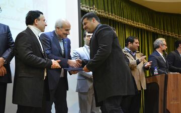 اهدای تندیس مهر حقوق بشر به علی دایی اسطوره فوتبال ایران در کرمانشاه