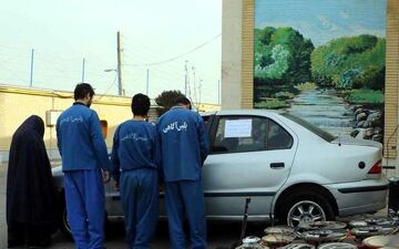 عکس یک زن با 3 مرد پلید بعد از بازداشت 