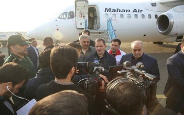 دولت تا بازسازی کامل مناطق زلزله زده در کنار مردم خواهد بود