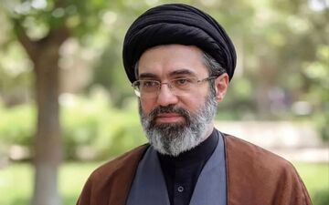 تصویر کمتر دیده شده از رهبر انقلاب آیت الله خامنه‌ای منتشر شد