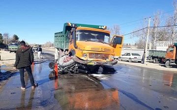 حادثه دلخراش له شدن پراید زیر چرخ‌های کامیون + فیلم 