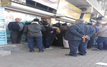 وام یک میلیونی یارانه بگیران «دفاتر پیشخوان» را شلوغ کرد/ ازدحام جمعیت برای خرید سیم‌کارت

