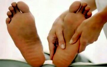  درد کف پا | چرا کف پاهایتان درد می کند؟