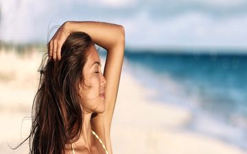 چگونه یک روتین طلایی برای مراقبت از مو در تابستان داشته باشیم؟
