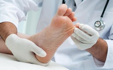  عفونت ناخن فرو رفته در گوشت انگشت پا را چگونه درمان کنیم؟