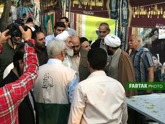 حضور آیت الله علما در رواق رضوی و بازدید از غرفه ها به روایت تصویر