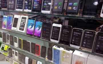  گوشی های تلفن همراه به فروشگاه های اینترنتی می آید