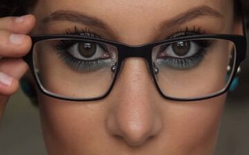 قابل توجه خانم‌های عینکی|به این نکات مهم در آرایش چشم توجه کن!