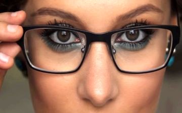 نکات مهم آرایش چشم برای افراد عینکی