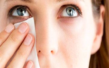 پیری زودرس پوست، عارضه خوابیدن با آرایش