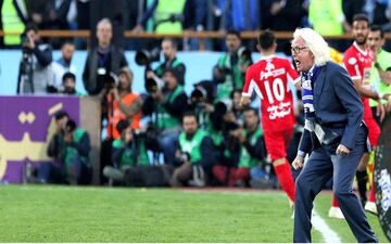 حملۀ ناجوانمردانه پرسپولیسی‌ها به سرمربی استقلال