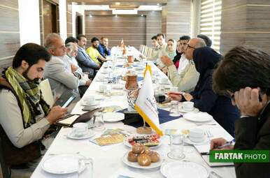 برگزاری نشست هم‌اندیشی تعدادی از مدیران  اقامتگاه‌های بوم‌گردی، آزانس‌های گردشگری کرمانشاه و اعضای شورای  ثبت جهانی اورمانات در هتل پارسیان