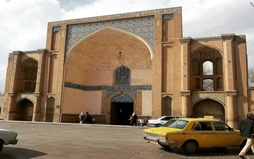 معماری بی‌همتای سردر عالی قاپو در خیابان سپه قزوین
