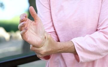چه کنیم از پوکی استخوان در امان بمانیم؟