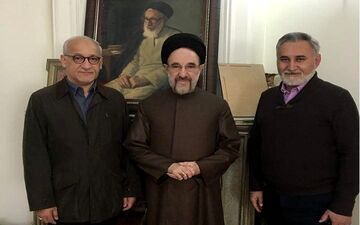  فرزندان آیت‎الله خاتمی، محمدرضا، محمد و علی کنار عکس پدر