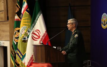  سرلشکر باقری: ادعای مضحک هماهنگی با ناوهای آمریکایی درخلیج فارس برای ایران مساله‌ای خنده‌دار است