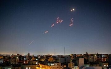 فعالیت پدافند هوایی در نقاط مختلف تهران / حمله آمریکا و اسرائیل شروع شد؟