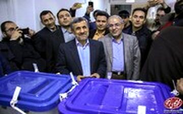 شاهکار جدید محمود احمدی‌نژاد : آموزش ساخت ماسک ضد کرونا ،پای صندوق رای !