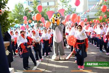 شور و اشتیاق فرشتگان مهرآفرین دبستان مهر آذین در اولین روز مهر 
