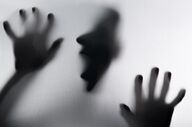 ۴۰ ضربه مرگبار با چاقو و قیچی؛ زن جوان از کابوس همسرش جان به در برد
