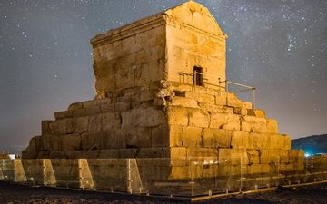 معماری بسیار زیبای مقبره کوروش که هر بیننده ای را مجذوب خود میکند!|معماری درخور توجه مقبره کوروش
