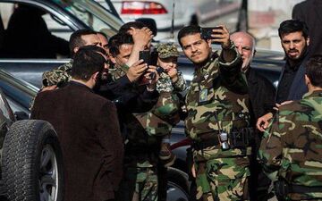 عکس/ سلفی پاسدارها با فرزند شهید حججی