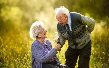 چه ویژگی‌هایی باعث حفظ روحیه در دوران پیری می‌شود؟

