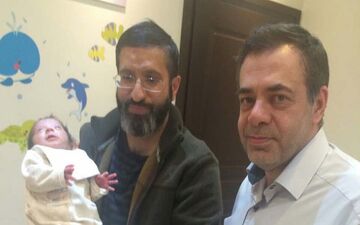 کوچکترین نوه رهبر انقلاب در آغوش پدر! + عکس