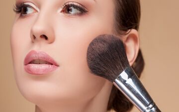 نحوه صحیح رژگونه زدن| نکاتی که شاید ندانید!
