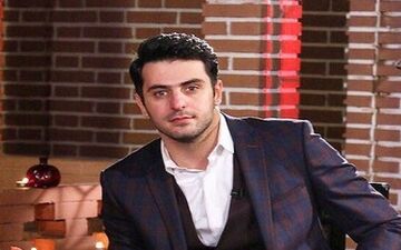  ژست خاص مجری مشهور در حال عکاسی