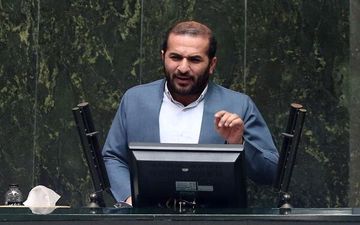
معلوم نیست نرخ ارز را چه کسی تعیین می‌کند؟/ اگر تیم اقتصادی ناتوان است، دولت آن را تغییر دهد 