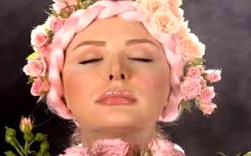  عاشقانه  نیوشا ضیغمی در آغوش همسرش