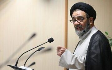 امام جمعه تبریز: استیضاح ترامپ بیانگر افول آمریکاست