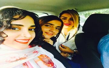 خوشگذرانی الهه حصاری به همراه خواهر و مادرش + عکس