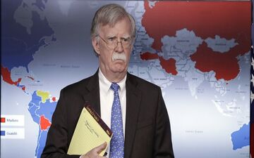 تلاش بولتون برای وسوسه کردن سران ارتش ونزوئلا به جدایی از «مادورو»