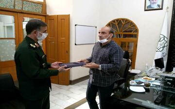 تقدیر رئیس بنیاد حفظ آثار و نشر ارزش‌های دفاع مقدس از شهردار کرمانشاه