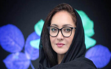 تیپ متفاوت نیکی کریمی در نمایشگاه عکس‌هایش