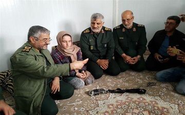 سلفی فرمانده کل سپاه با تنها بازمانده یک خانواده زلزله‌زده 
