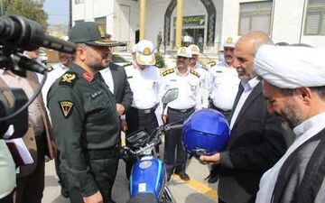 خلاقیت پلیس کرمانشاه در شناسایی رانندگان قانون‌مدار/ اهدا یک دستگاه موتور سیکلت به راننده‌ای که فصل گذشته مرتکب هیچگونه تخلفی نشده است

