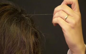 کندن موهای سفید چه عواقبی دارد؟
