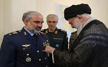 نصب نشان «نصر» بر سینه امیر سرتیپ خلبان شاه‌صفی