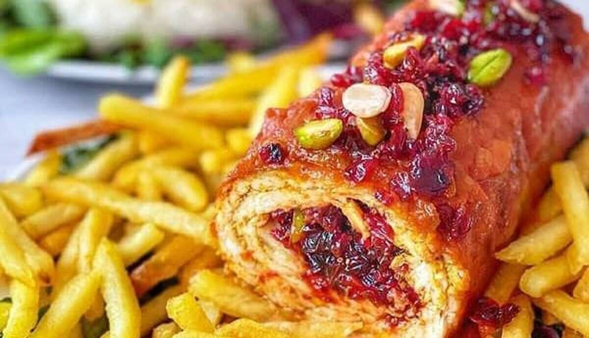 طرز تهیه زرشک پلو با رول مرغ شکم‌ پر؛ غذای مجلسی با طعمی بی‌نظیر