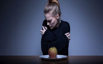 بی اشتهایی عصبی چیست و چه عوارضی دارد؟