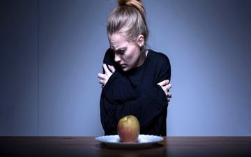 بی اشتهایی عصبی چیست و چه عوارضی دارد؟