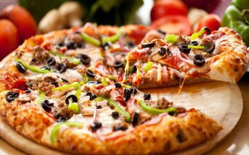 طرز تهیه پیتزا گوشت چرخ کرده و قارچ بدون فر (تابه ای) ساده و سریع + خمیر
